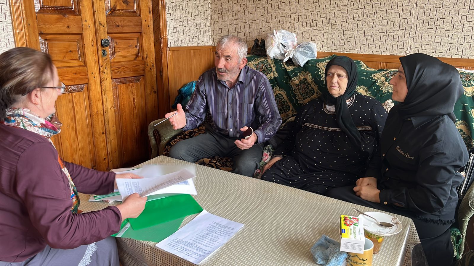 Сотрудники Комплексного центра соцобслуживания Дахадаевского района провели обследования жилищно-бытовых условий проживания подопечных