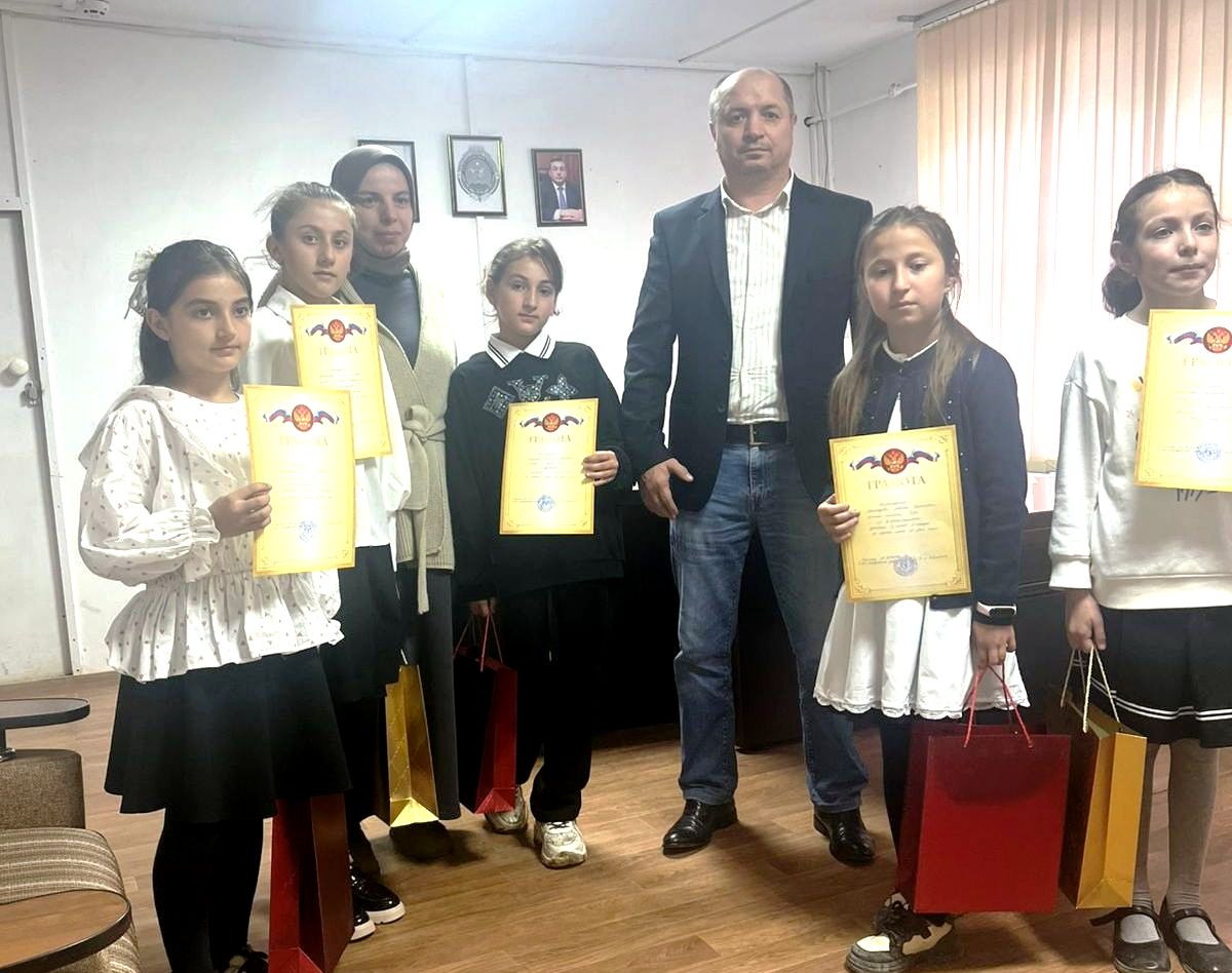 Конкурс рисунков и стихов в рамках мероприятий, посвященных Дню отца, провели в Центре соцобслуживания населения Дахадаевского района