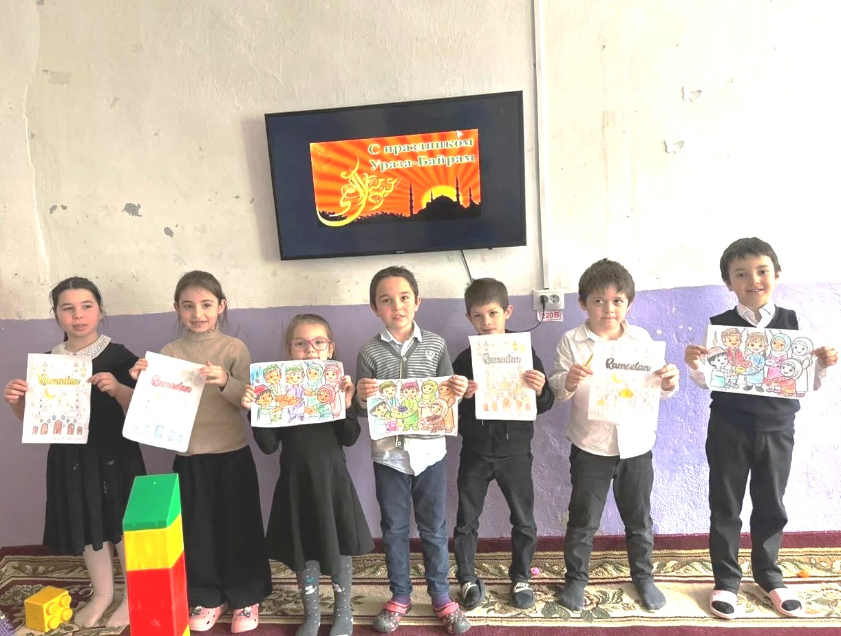 В Центре соцобслуживания населения Дахадаевского района для маленьких подопечных провели занятие по изготовлению  открыток на Ураза-Байрам